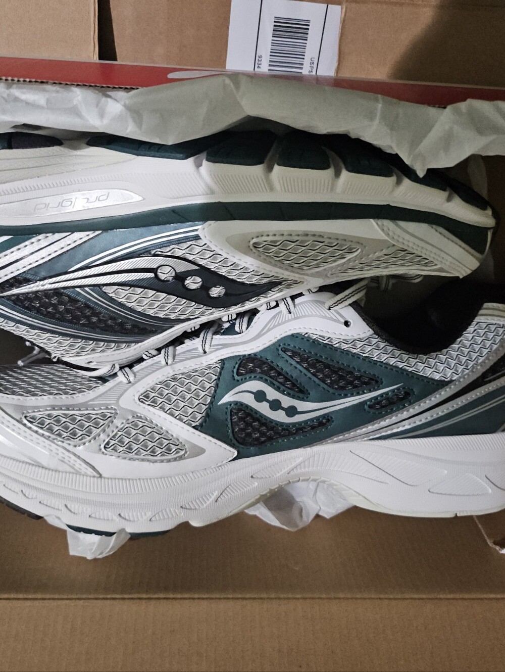Saucony Men's White and Green Performance Running Shoes